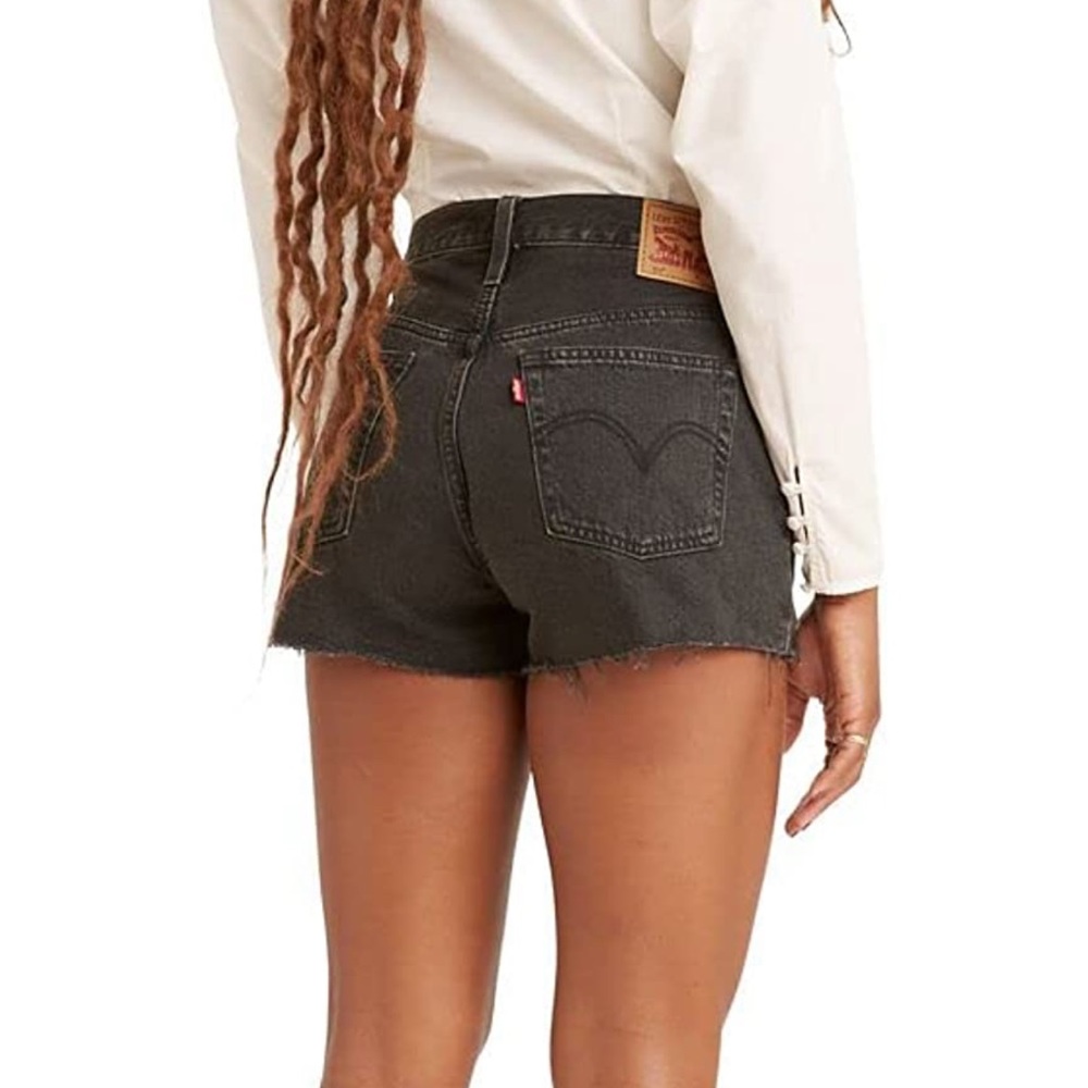 NWT levi’s 501 original denim shorts. high rise. size 31 standard